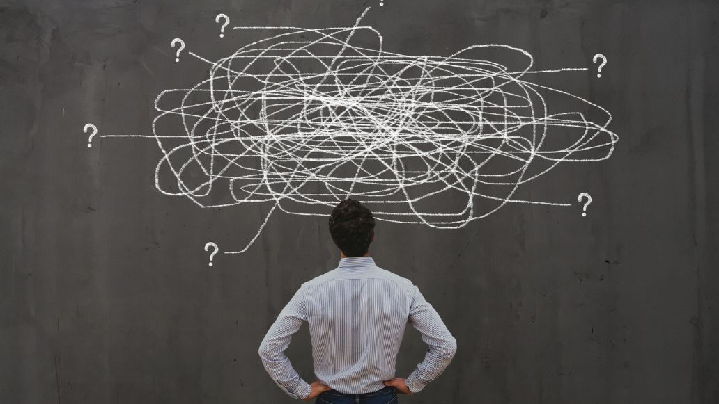 複雑な問題に対する解決策を考えるビジネスマン