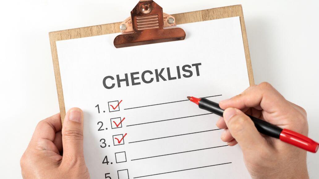 木のクリップボードのチェックリスト