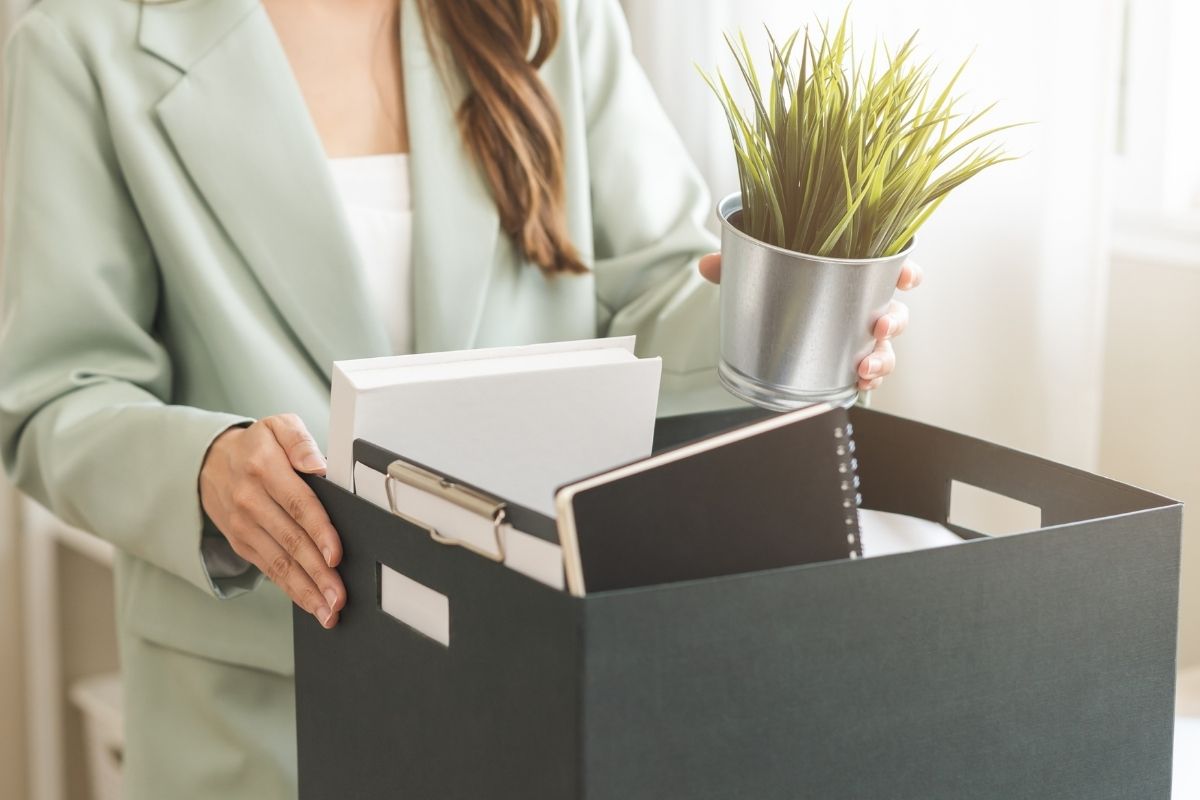 荷物を持った女性