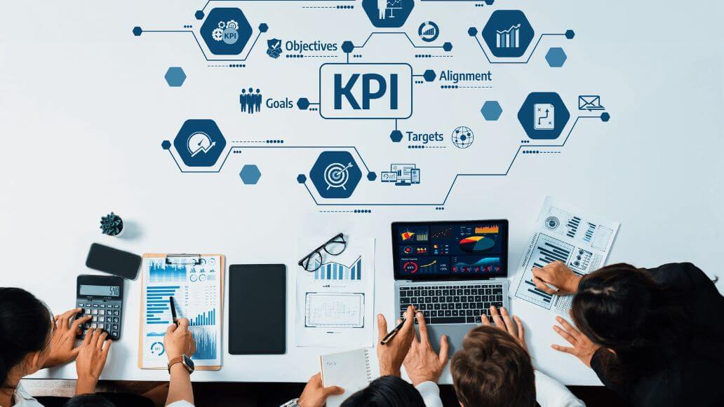 KPIについて話し合うビジネスパーソンたち