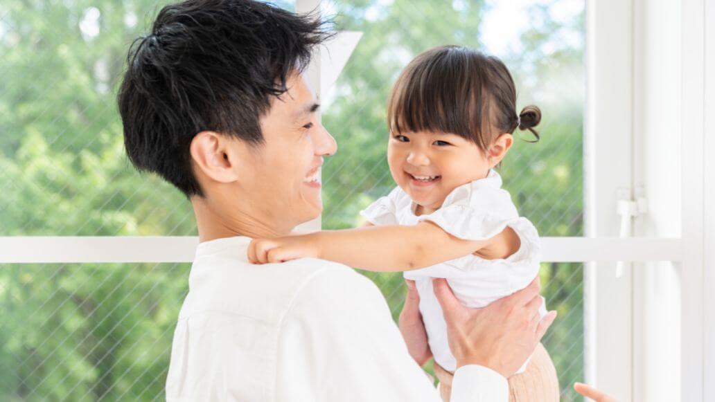 子どもを抱き上げる男性