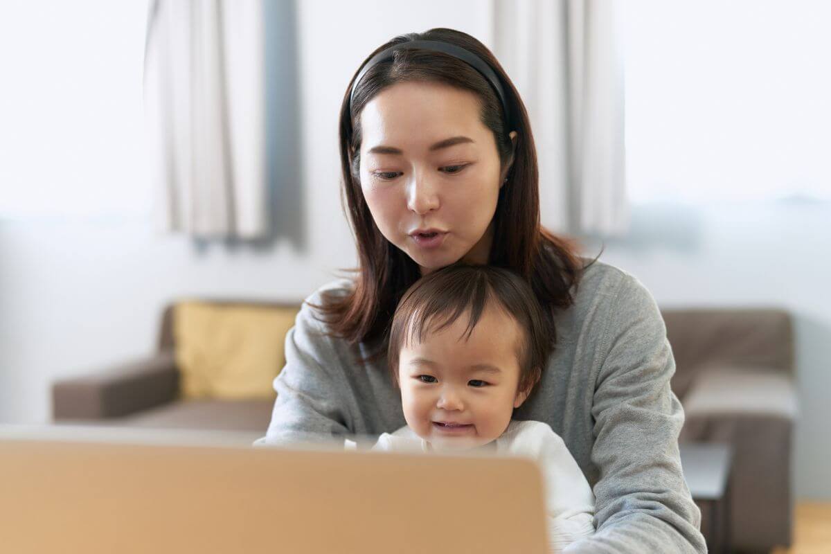 子どもとリモートワークをする女性