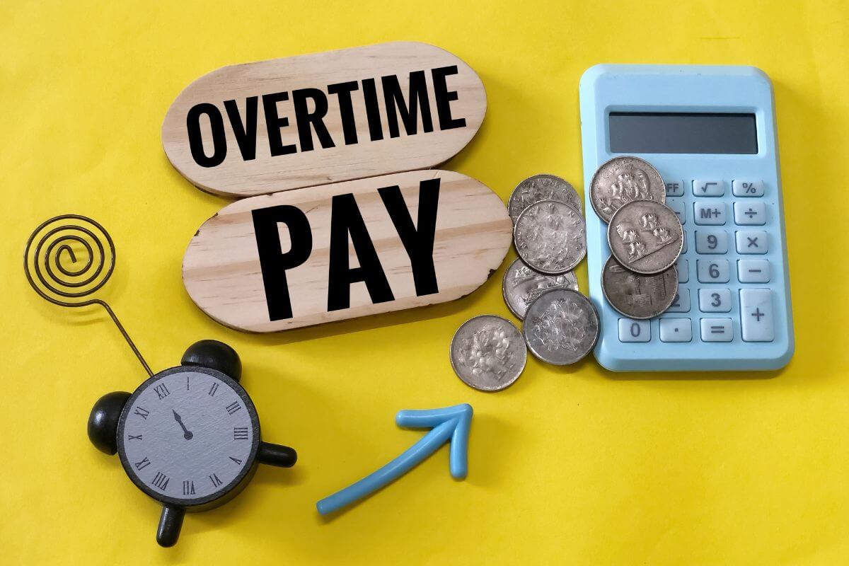 電卓と金銭と矢印