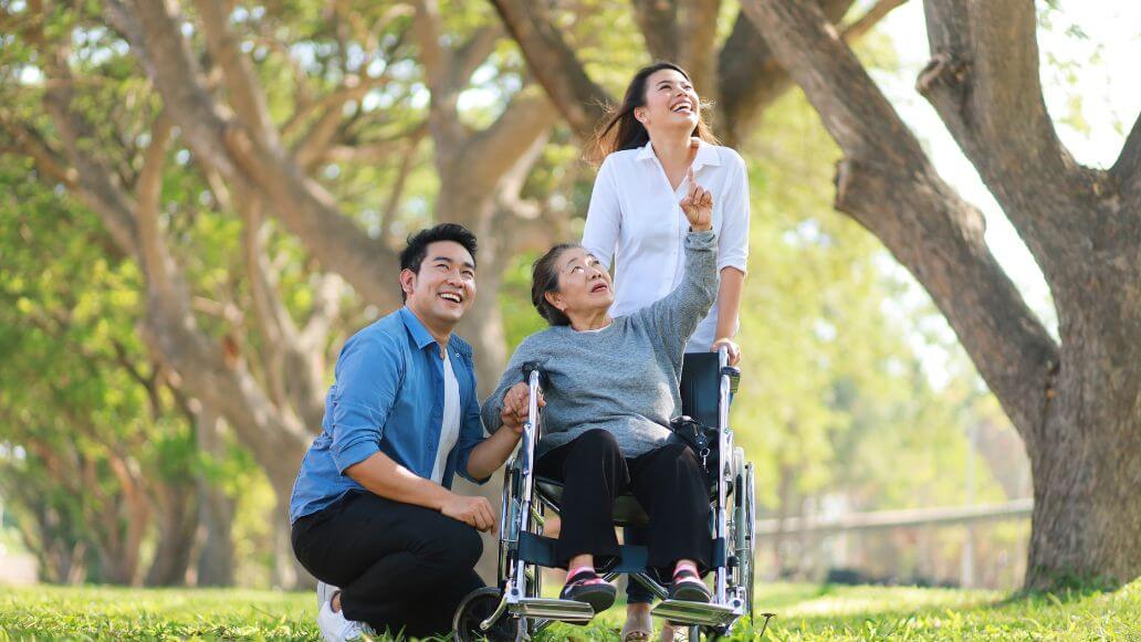 家族と車いす生活を送るアジア人女性の介護・サポート