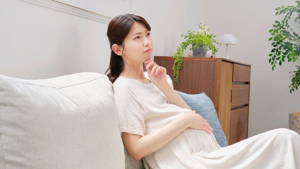 考える妊婦