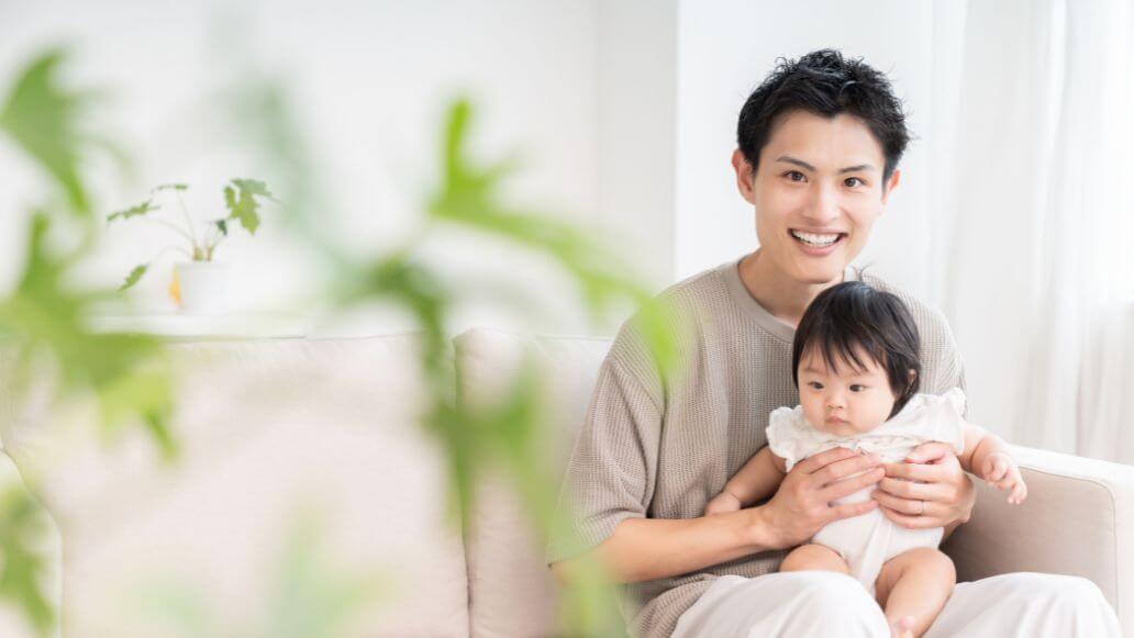 赤ちゃんを抱える男性