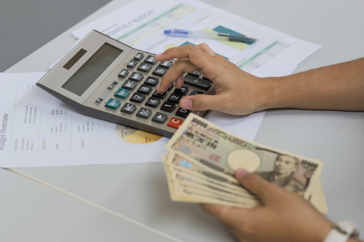 給与を電卓で計算する女性