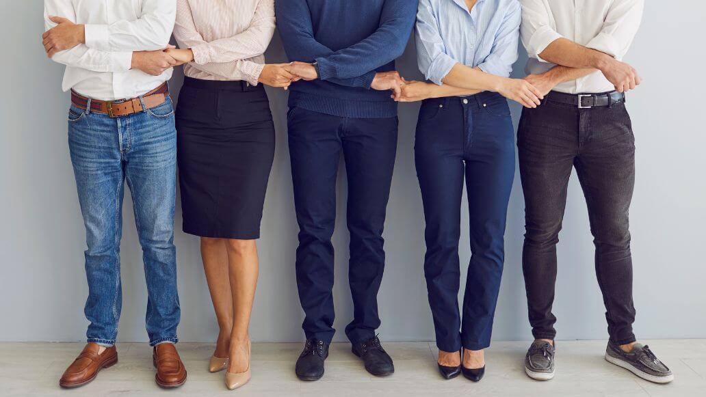 従業員同士が手をつないでいる