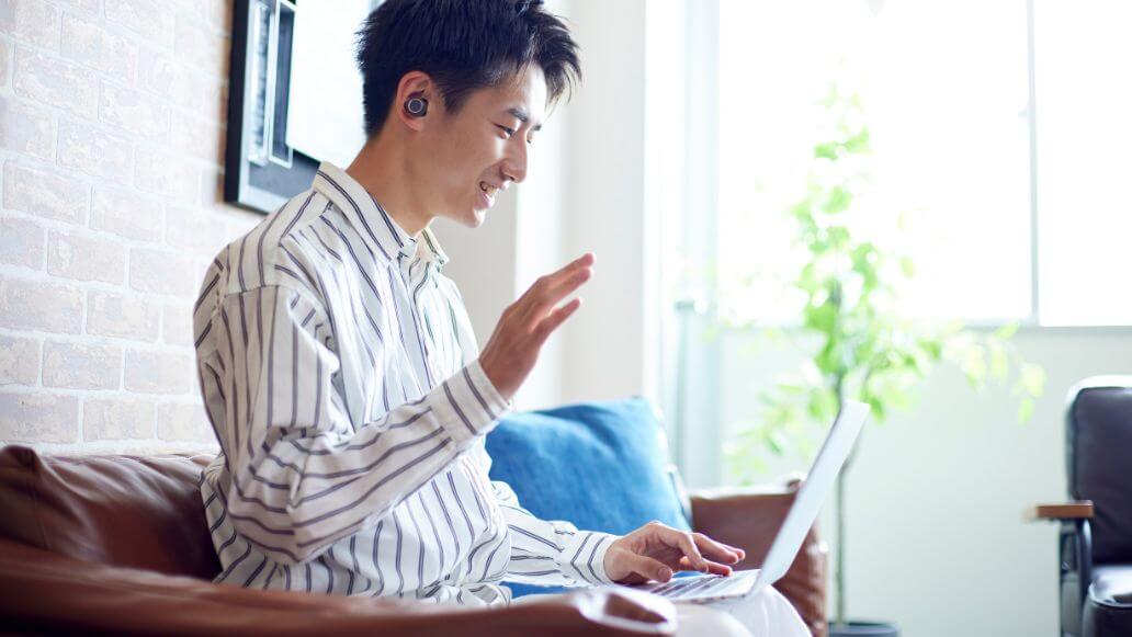 笑顔でオンライン会議をする男性