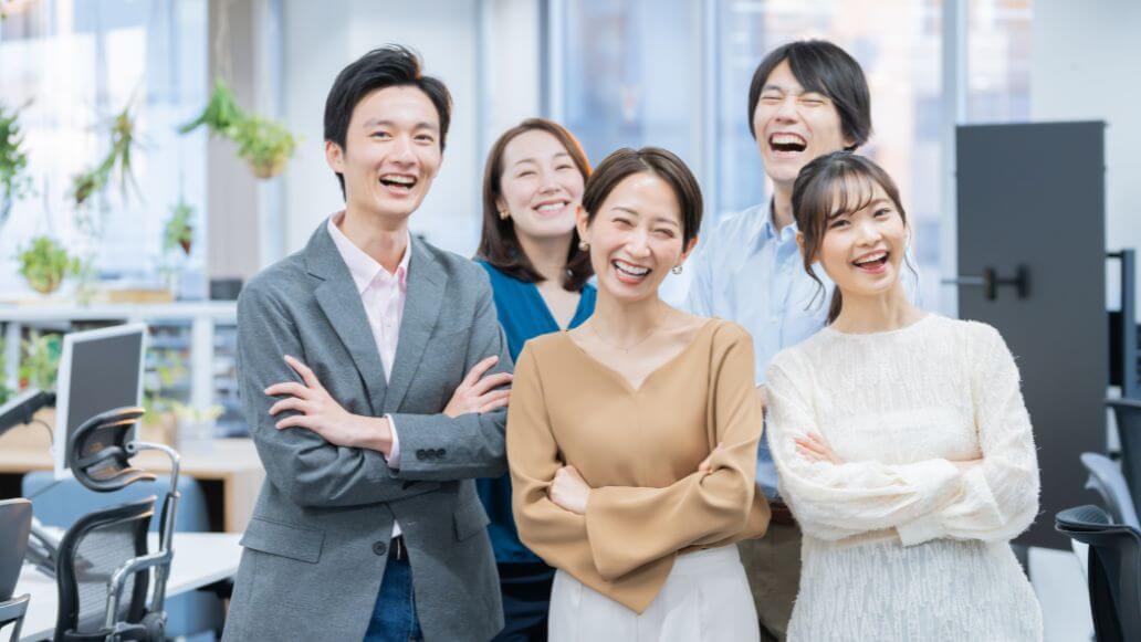 笑顔のオフィスワーカーたち