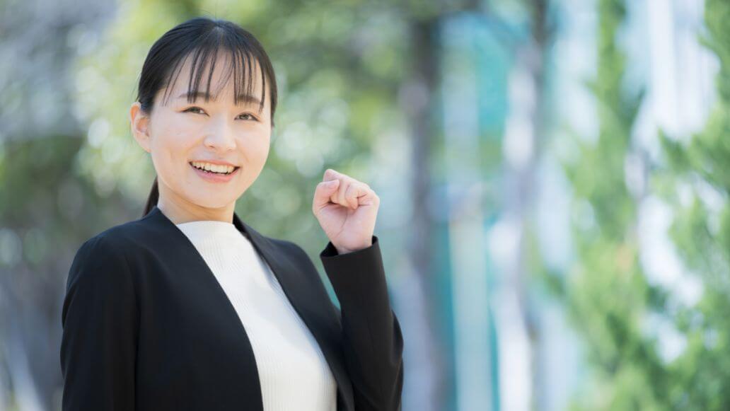 ガッツポーズする女性
