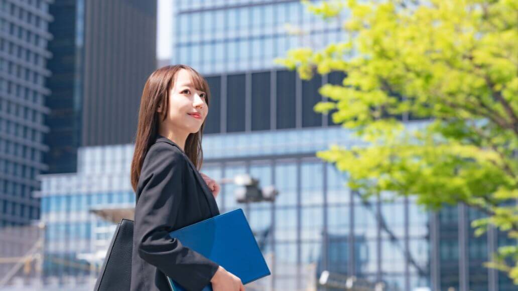 オフィス街を歩く女性