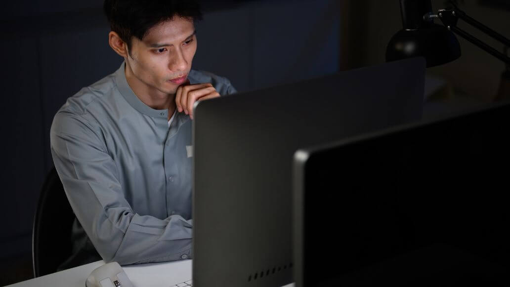 孤独にテレワークする男性