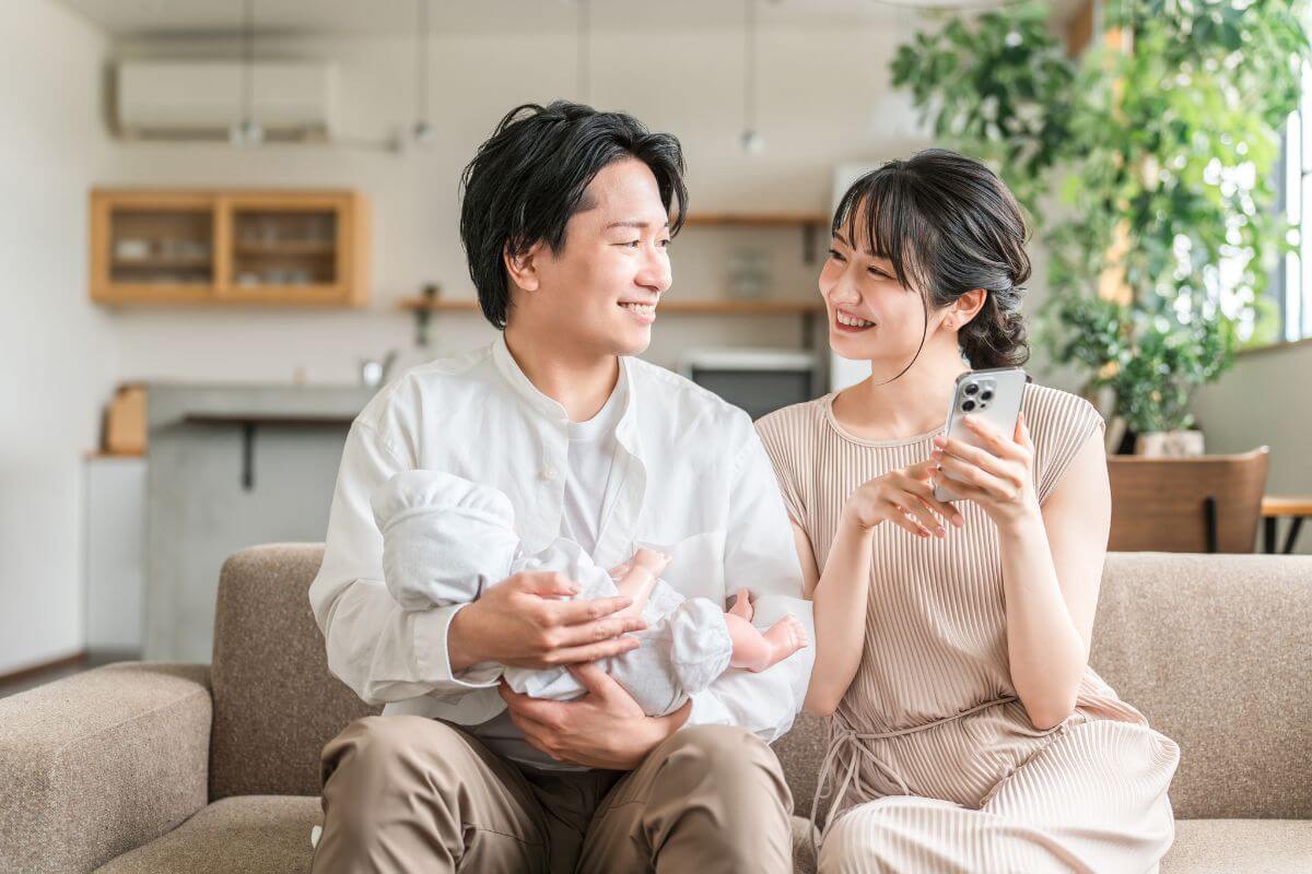 出産後育児休業をしている若い夫婦