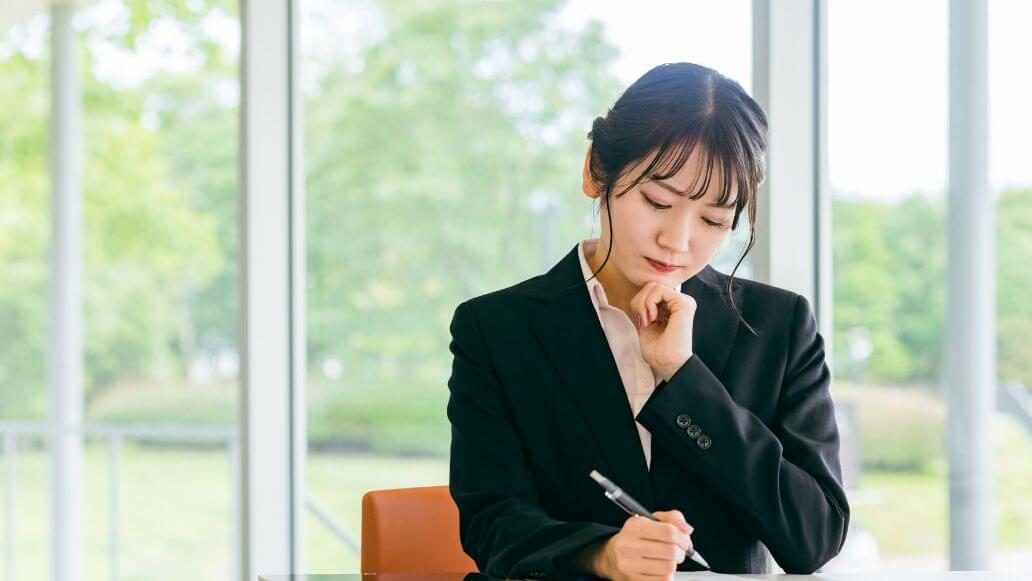 アンケートに答える女性