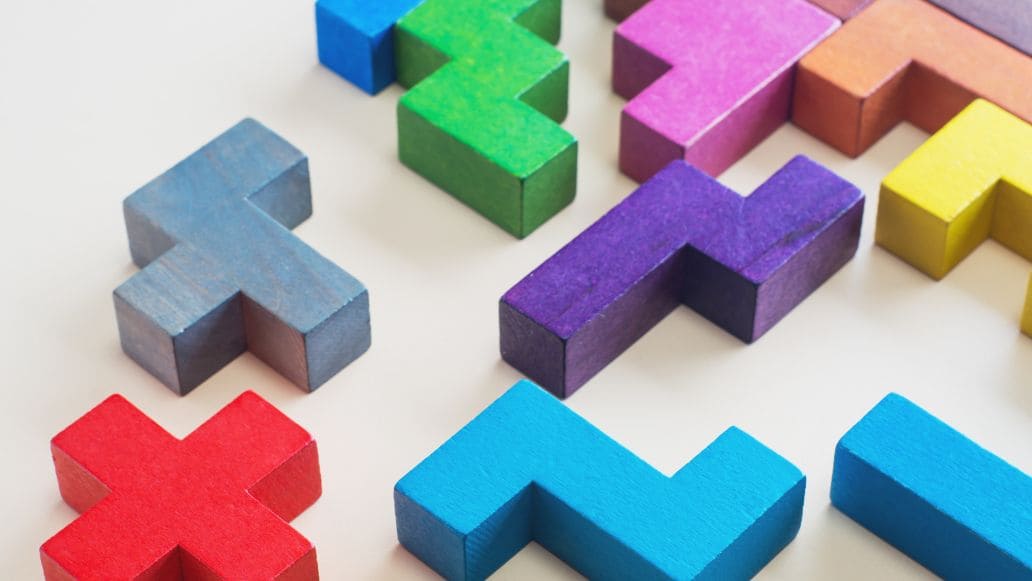 様々な色と形のピース