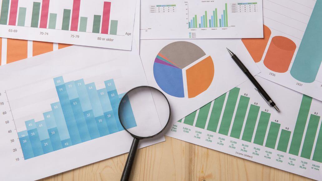 データ分析シートと虫眼鏡