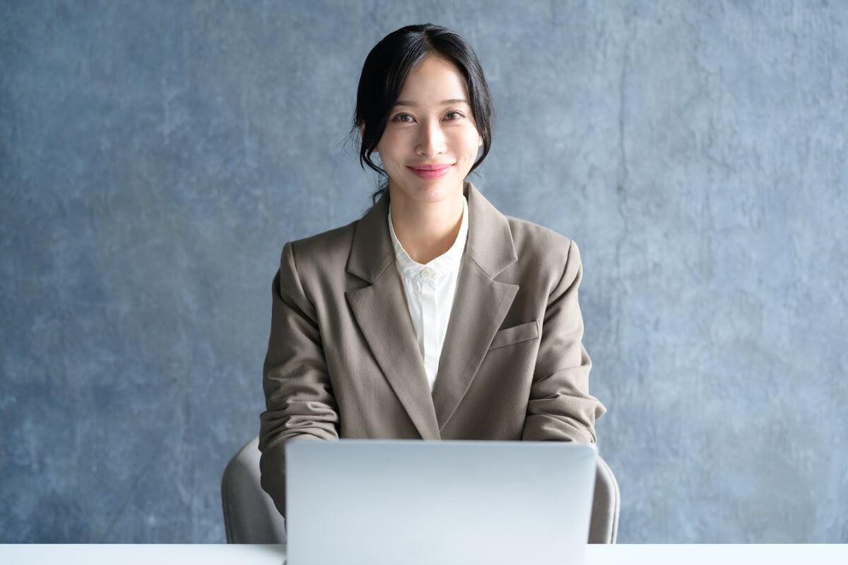 スーツの女性