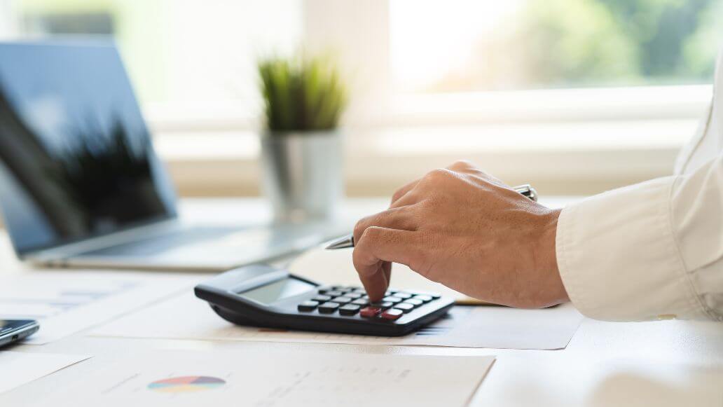 控除の計算をする人