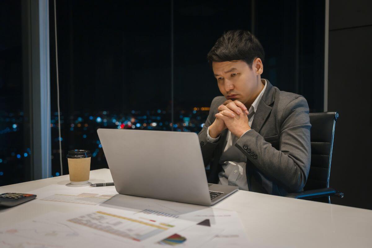 残業する管理職