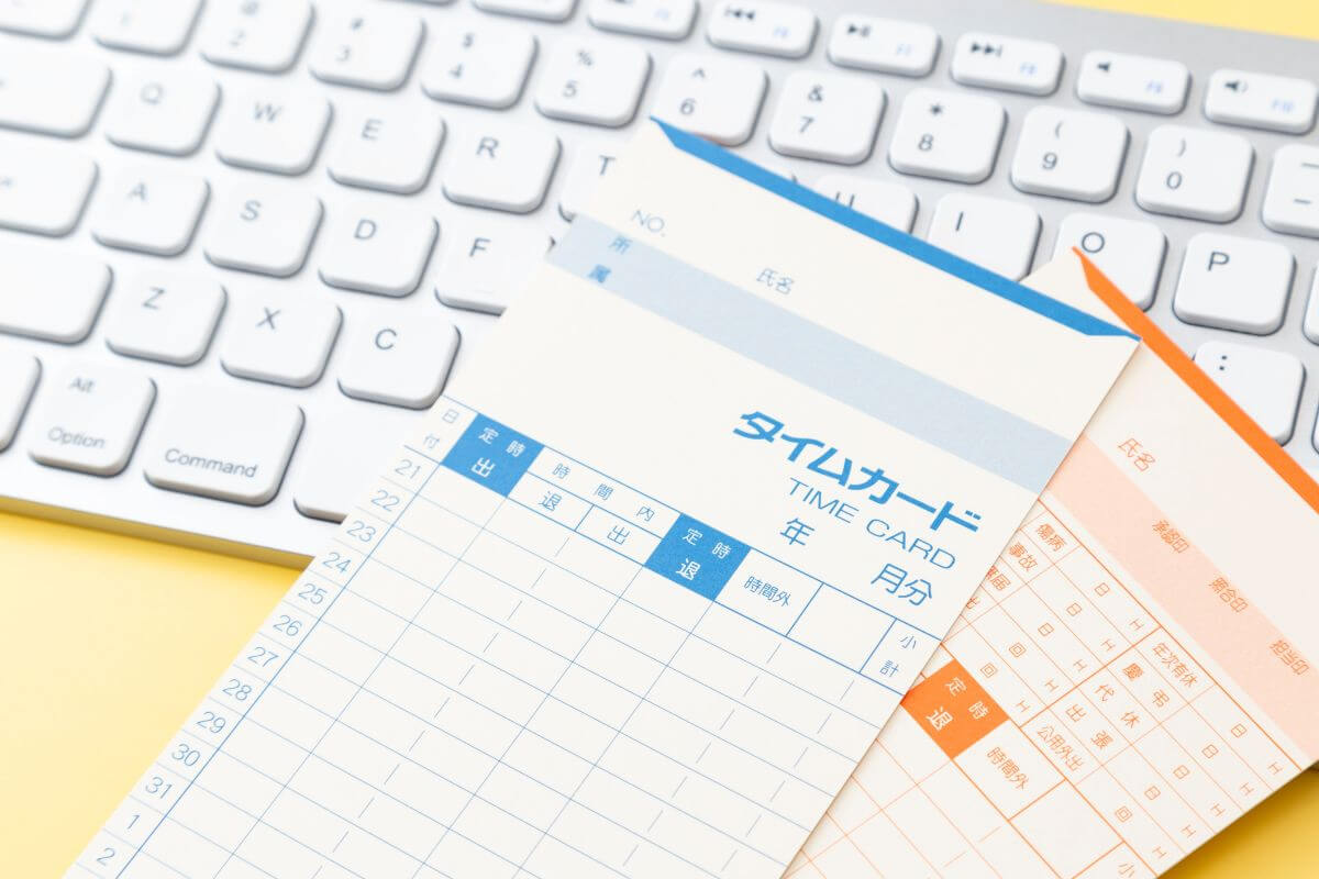 タイムカードとキーボード