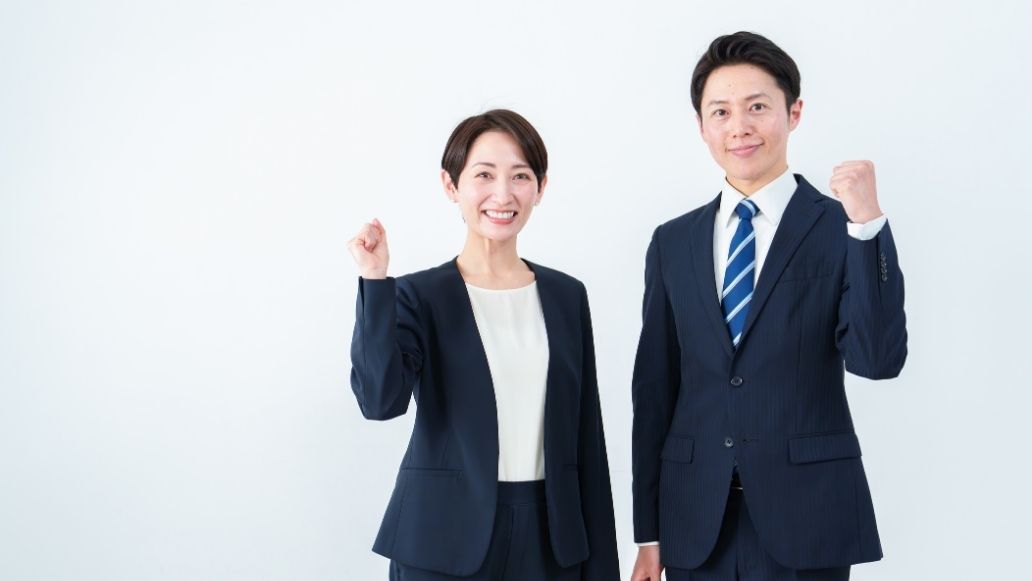 笑顔の男女