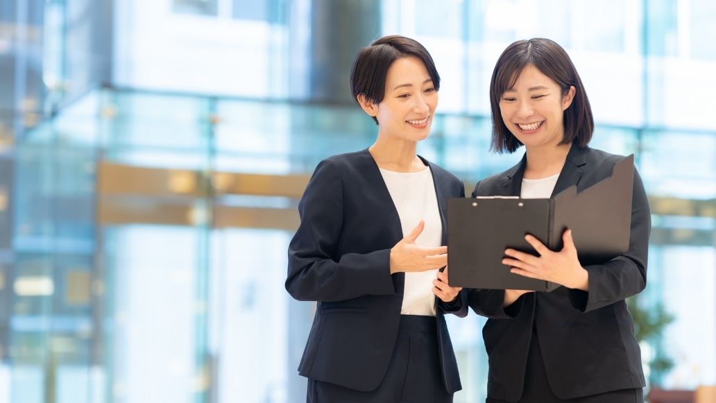 話し合う女性