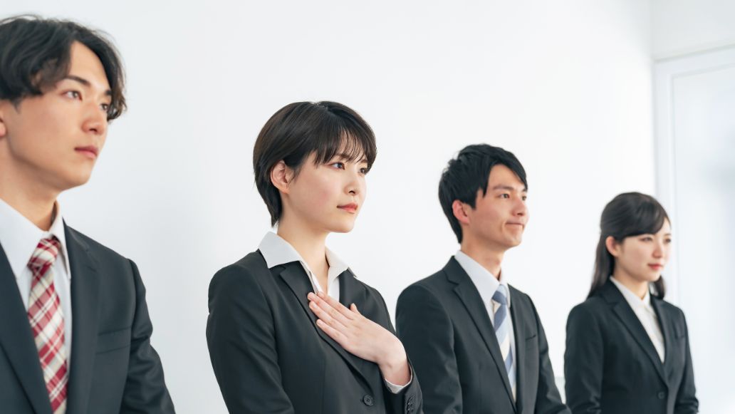 スーツを着た男女