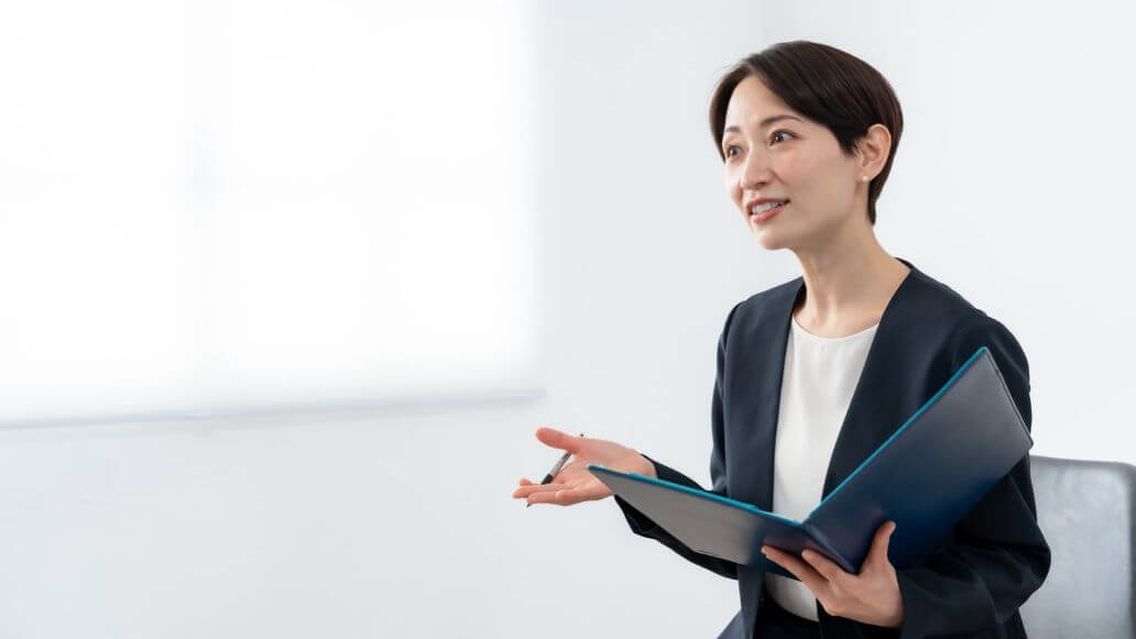 面談する女性