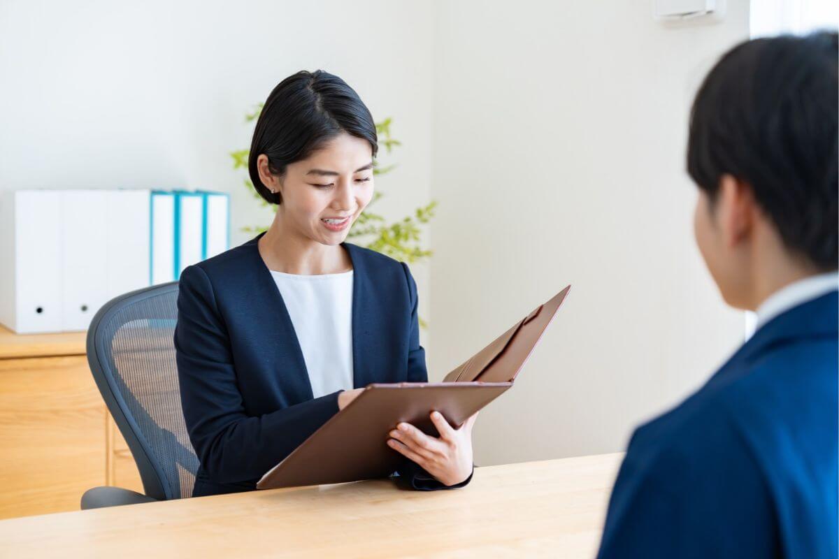 面談をする女性
